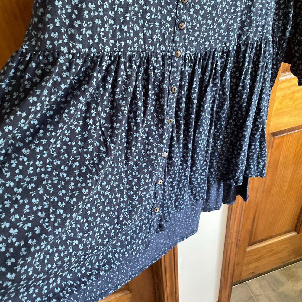Like New Wonderly Navy Floral Babydoll Tee with Buttons Deep V-Neck Size 2X - Picture 7 of 7